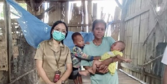 Petugas kesehatan bersama ibu dan balita saat kunjungan rumah