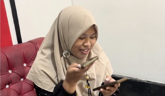 Petugas kesehatan mencoba merekam catatan suara dengan ponselnya